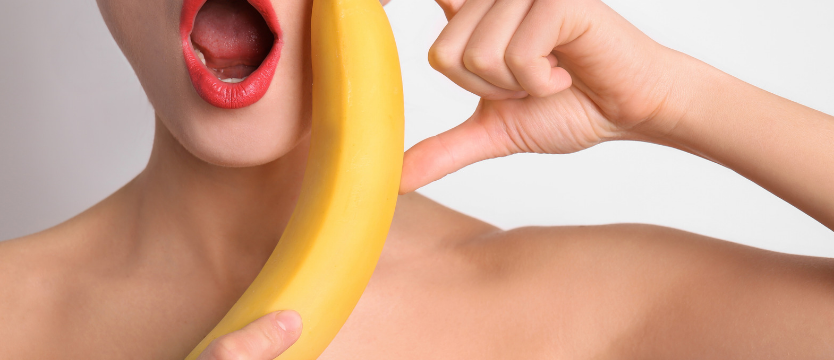 fellation banane femme bouche ouverte
